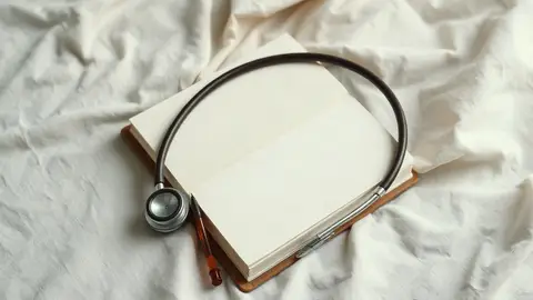 صورة تحريرية هادئة مرافقة لموضوع هجرة البوتكس